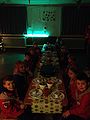 Onze kerstmaaltijd aan een mooi gedekte tafel, volledig in kerstsfeer.
